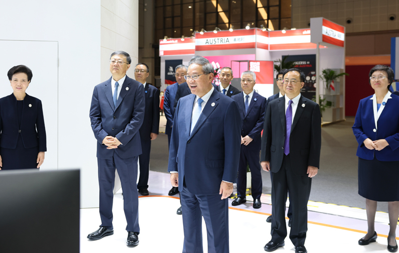 9月23日上午,国务院总理李强在上海出席2026年世界技能大会开幕式并致辞。开幕式前,李强参观世界技能博览会。新华社记者 黄敬文 摄.jpg 9月23日上午,国务院总理李强在上海出席2026年世界技能大会开幕式并致辞。开幕式前,李强参观世界技能博览会。新华社记者 黄敬文 摄.jpg